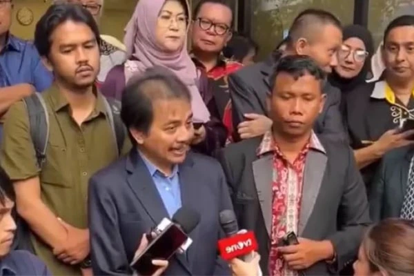 Roy Suryo Soroti Gaya Jokowi di Reuni UGM, Sindir Soal Busana hingga Ijazah