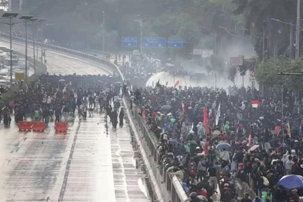 Demo Mahasiswa di Depan DPR Memanas, Tol Dalam Kota Lumpuh Total